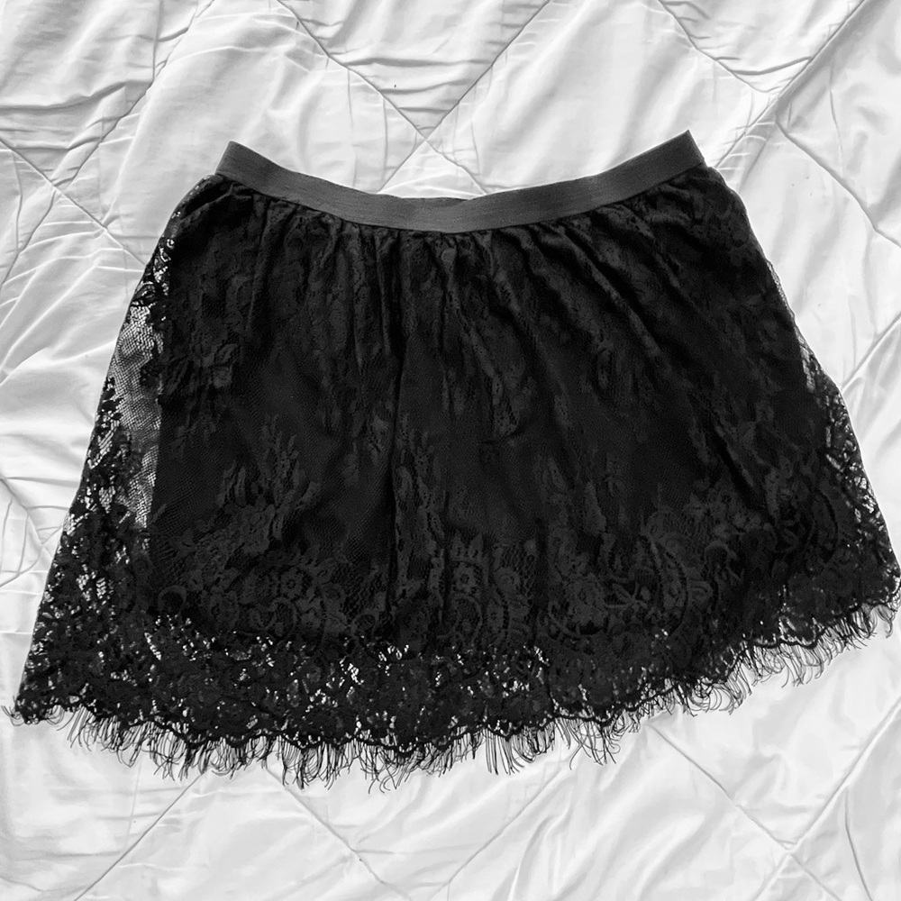 Selena Gomez Black Lace Mini Skirt - Picture 4 of 7